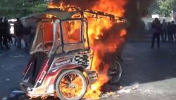 Demo Tolak Gugatan Usia Capres-Cawapres di Makassar Ricuh, Massa Bakar Bentor