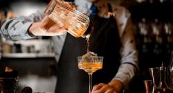Mixologist Dunia Dre Masso Berbagi Ilmu Racikan Minuman kepada Bartender Lokal