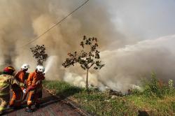 Kebakaran Lahan Kosong di Surabaya, 8 Mobil Damkar Dikerahkan