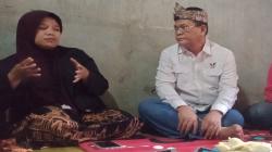 Dikunjungi Bacaleg Partai Perindo, Perajin Cireng di Cimaung Bandung Semringah<