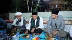 Ganjar Makan Nasi Puyung Bersama Ulama Ponpes Darul Habibi Lombok Tengah: Enak Sekali<