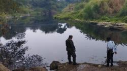 Air Sungai Cibeet Hitam dan Bau Busuk, Warga 3 Desa di Karawang Mengeluh<