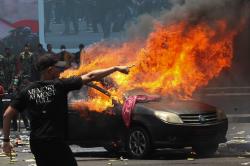 Massa Anarkistis Bakar Mobil di Surabaya