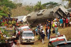 Kecelakaan KA Argo Semeru, Ambulans Berjejer Bawa Korban di Lokasi Kejadian<