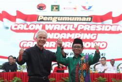 Momen Ganjar-Mahfud MD Bergandengan Tangan Deklarasi Capres Cawapres