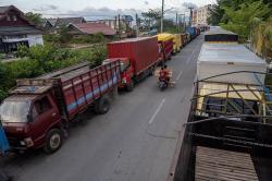 Antrean Panjang Truk Isi Solar di Palu, Sopir Menunggu 24 Jam Lebih