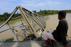 Jembatan Rangka Baja Ambruk di Nagan Raya, Warga Harus Memutar 40 Km