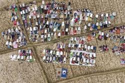 Warga Ciamis Sholat Meminta Hujan di Tengah Sawah Kering