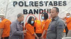 Ibu dan Anak di Bandung Ditangkap Polisi gegara Mereproduksi Ekstasi sejak Agustus 2023<