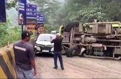 Kecelakaan di Padang, Kelebihan Muatan Truk Tronton Terguling di Jalur Tengorak Sitinjau