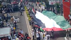 Aksi Bela Palestina di Bandung, Massa Bentangkan Bendera Raksasa Depan Pusat Perbelanjaan<