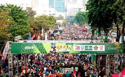 Puluhan Ribu Peserta Jalan Sehat Hari Santri Padati Grahadi, Khofifah: Jihad Jaga NKRI <