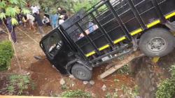 Kecelakaan di Bandung, Truk Oleng Tabrak Pagar Masjid, 2 Orang Luka-luka<