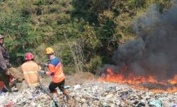 Kebakaran TPA Tlekung Kota Batu Belum Padam setelah 22 Jam Pemadaman, Ini Kendalanya <