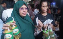 Terima 1.000 Minyak Goreng dari Caleg Partai Perindo, Warga Tanah Tinggi Merasa Terbantu