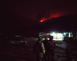 Gunung Papandayan Garut Terbakar, Jalur Pendakian Ditutup Sementara<