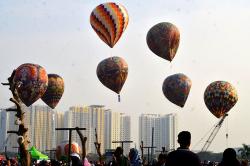 Balon Udara Didatangkan dari Wonosobo Terbang di Langit Bekasi