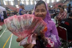 Senyum Semringah Buruh Pabrik Rokok dan Petani Tembakau Dapat BLT Rp1 Juta