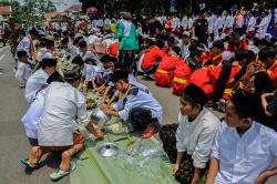 10 Ribu Santri Makan Nasi Liwet Barang dengan Alas Daun Pisang