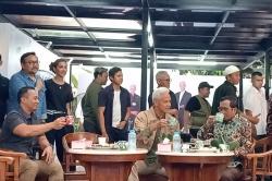 Ganjar-Mahfud Santai Minum Jamu Tradisional usai Cek Kesehatan