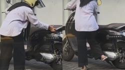 Viral Wanita Ini Kebingungan saat Menyalakan Motornya, Malah Bikin Ngakak