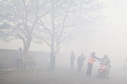 Permukiman Warga Tangerang Diselimuti Kabut Asap, Jarak Pandang 10 Meter