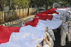 2.000 Santri Kibarkan Bendera Merah Putih Sepanjang 780 Meter