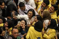Mahasiswa Undip Semarang Berebut Selfie bersama Menkeu Sri Mulyani