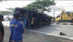 Kecelakaan Hari Ini di Lamongan, Truk Obat Terguling gegara Sopir Ngantuk <
