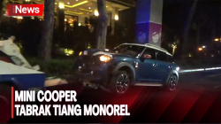 Mobil Mewah Ringsek Tabrak Tiang Monorel di Senayan 