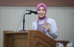 Potret Siti Atikoh Istri Ganjar Pranowo saat Hadiri Pengajian Aurel Hermansyah