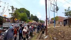 Olah TKP Ulang Kasus Pembunuhan Ibu dan Anak di Subang Jadi Tontonan Warga<