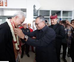 Ini Foto-Foto Tokoh Adat Lampung Ketika Sambut Ganjar dengan Kain Tapis<