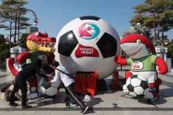 Pernak-pernik Piala Dunia U-17 Hiasi Balai Kota Surabaya