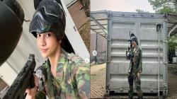 4 Potret Anya Geraldine Pakai Baju Loreng Pegang Senapan, Makin Seksi
