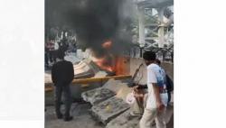 Massa Aksi Bakar Ban di Patung Kuda, Kutuk Nepotisme Cawapres Gibran Jalur Paman