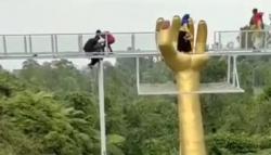 Ini Penyebab Jembatan Kaca The Geong Limpakuwus Pecah Tewaskan 1 Orang <