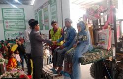 Unik, 7 Pasangan Pengantin di Kulonprogo Nikah Bareng di Atas Forklift dengan Mahar Beras