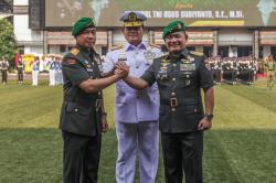 Salam Komando, Jenderal Dudung Serahkan Jabatan KSAD kepada Jenderal Agus Subiyanto