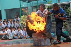 Damkar Edukasi Pelajar SMA Penanganan Pertama saat Terjadi Kebakaran