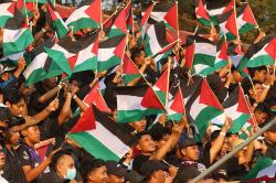 Suporter Kibarkan Bendera Palestina saat Laga Persik Kediri vs Persebaya Surabaya 