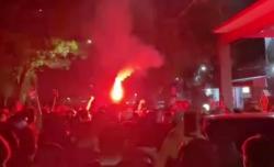 Bebas dari Tahanan, 7 Pelaku Perusakan Kantor Arema FC Disambut Massa dengan Nyanyian dan Flare<