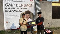 Relawan Ganjar Pranowo Bantu Lampu PJU, Warga Tasikmalaya: Ini yang Kami Dibutuhkan<