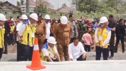 Jokowi Tinjau Perbaikan Jalan Rusak di Lampung, Langsung Cek Kualitas Cor-coran<