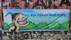 Spanduk Dadi Wong Jowo Ojo Lali Jawane Bertebaran di Jateng, Sindir Jokowi dan Gibran?