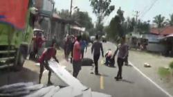 Tumpukan Kotak Suara Jatuh Timpa Pengendara Motor di Pasaman, 2 Orang Dilarikan ke Rumah Sakit