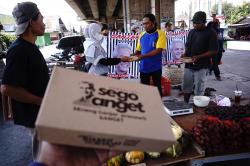 Aksi Sosial Relawan Ganjar Bagi-Bagi Nasi Kotak untuk Tukang Becak dan Pedagang