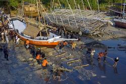 Tradisi Annyorong Lopi, Masyarakat Bulukamba Dorong Perahu dari Darat ke Laut