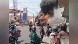 Bus Pariwisata Penuh Penumpang Terbakar di Depan SPBU Tambakan Subang, Diduga Akibat Overheat