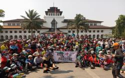 Ratusan Pesepeda Se-Bandung Raya Gelar Aksi Gowes untuk Palestina<